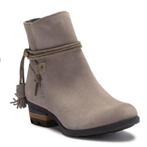Sorrell Farrah grey suede boots​​​​​